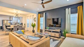 House (3 Bedrooms) | Living area