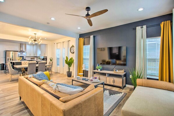 House (3 Bedrooms) | Living area