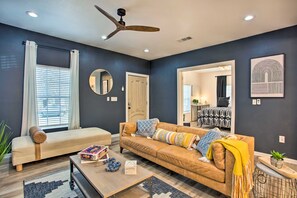 A living room with a sofa, coffee table, and a ceiling fan. - 4 Mi to Dtwn Dallas: Home w/ Fire Pit + Gazebo (Dallas)