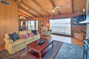 TV, fireplace - Lakefront Hot Springs Vacation Rental w/ Dock (Hot Springs)