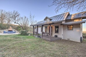 Interior - Charming Family Cottage Close to San Antonio (Castroville)