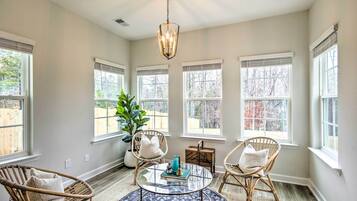 House (6 Bedrooms) | Interior