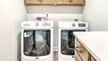 House (6 Bedrooms) | Interior