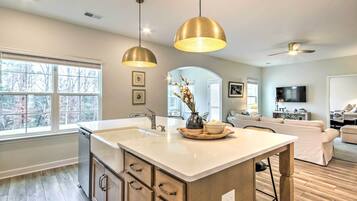 House (6 Bedrooms) | Interior