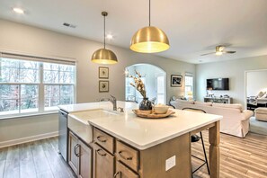 House (6 Bedrooms) | Interior