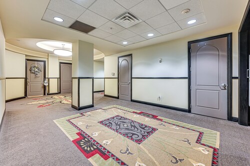 Heart of Dtwn Omaha: Historical Apt w/ Perks