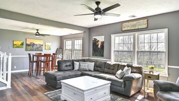 House (5 Bedrooms) | Interior