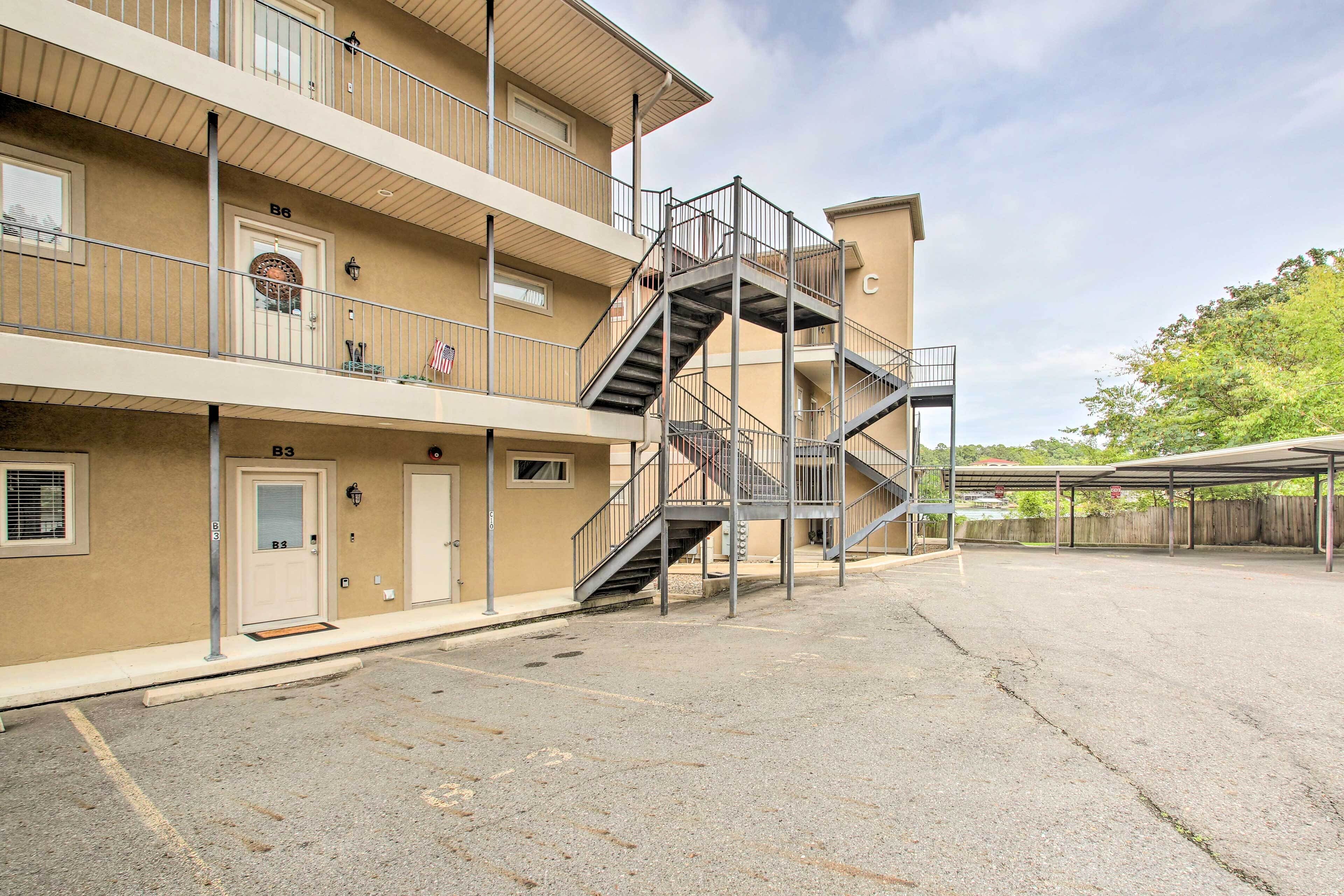 Un immeuble à plusieurs étages, doté d’un escalier central qui relie les différents niveaux.