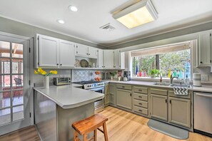 House (3 Bedrooms) | Private kitchen | Microwave, oven, stovetop, dishwasher - High Point Vacation Rental Near University! (High Point)