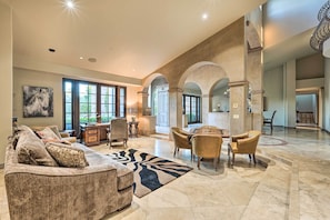 House (5 Bedrooms) | Interior