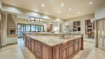House (5 Bedrooms) | Interior