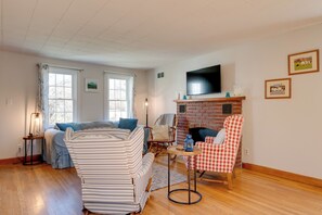 House (3 Bedrooms) | Interior - Charming Farmhouse: Walk to Village + Trails! (East Burke)