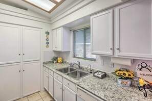 Interior - 2 Mi to Lake Havasu: Peaceful Home w/ Pool & Views (Lake Havasu City)