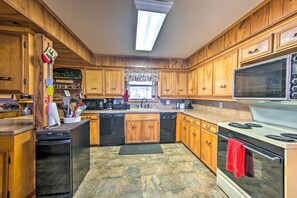 House (5 Bedrooms) | Interior - Gun Barrel City Vacation Rental w/ Boat Dock (Mabank)