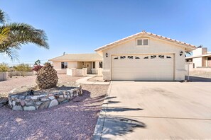 Interior - Patio + Fire Pit: Central Home in Lake Havasu City (Lake Havasu City)