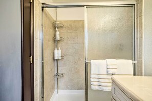 Interior - Home w/ Hot Tub: 7 Mi to Edmonds Waterfront! (Lynnwood)
