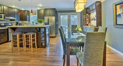 Lynnwood Home: Private Hot Tub, Fire Table & Grill
