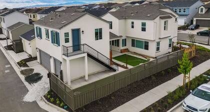 California Midterm Rental With Fenced Yard!