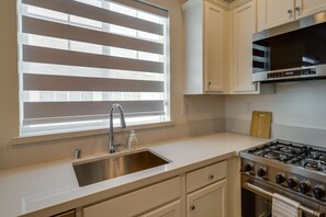 Microwave, oven, stovetop, dishwasher - California Midterm Rental With Fenced Yard! (Tracy)