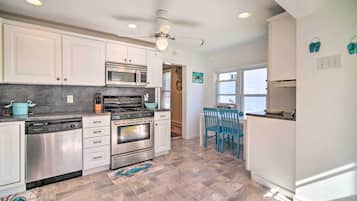 Apartment (2 Bedrooms) | Private kitchen | Microwave, oven, stovetop, blender