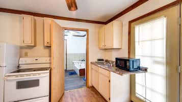 House (2 Bedrooms) | Private kitchen | Microwave, oven, stovetop, cookware/dishes/utensils