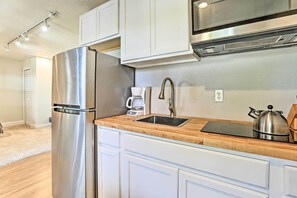 Apartment (0 Bedroom) | Private kitchen | Microwave, oven, stovetop - Haines City Studio: Walk to Shopping & Dining! (Haines City)