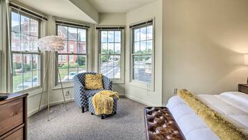 2 kamar tidur, setrika/meja setrika, dan tempat tidur bayi gratis