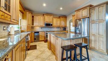 House (5 Bedrooms) | Interior