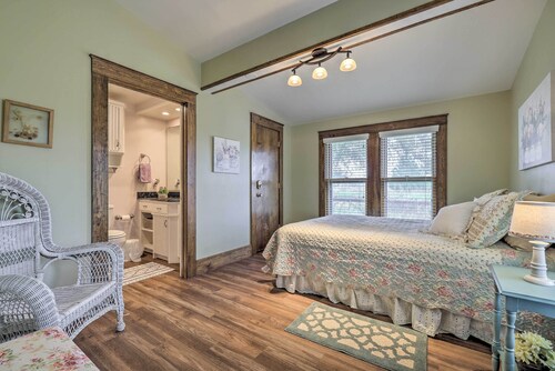 New! Quaint 2-acre Lockhart Home ~ 9 Mi to Town