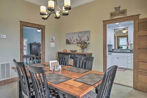 Dining - New! Quaint 2-acre Lockhart Home ~ 9 Mi to Town (Lockhart)