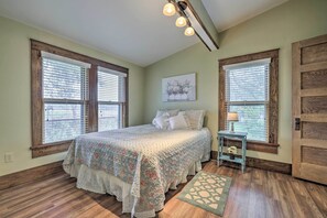 2 bedrooms, iron/ironing board, bed sheets - New! Quaint 2-acre Lockhart Home ~ 9 Mi to Town (Lockhart)