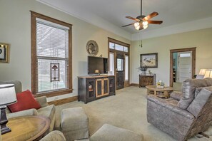 Living area - New! Quaint 2-acre Lockhart Home ~ 9 Mi to Town (Lockhart)