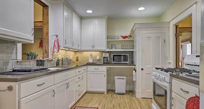 New! Quaint 2-acre Lockhart Home ~ 9 Mi to Town
