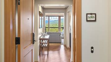 ุงูู
ูุดุฃุฉ ู
ู ุงูุฏุงุฎู