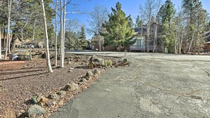 A residential area with houses, trees, and a gravel path. - Relaxing Deck & Grill: Pinetop Townhome! (Pinetop)