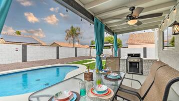 House (4 Bedrooms) | Tempat makan luar
