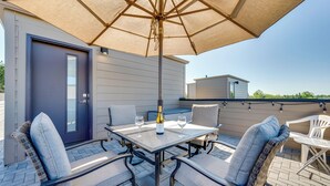 An outdoor patio with a table, chairs, and an umbrella. - Boise Townhome w/ Rooftop Deck, 2 Mi to Downtown! (Boise)