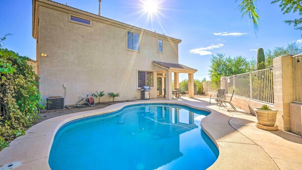 A swimming pool with a house in the background. - Cave Creek Retreat w/ Private Pool & Hot Tub! (Cave Creek)