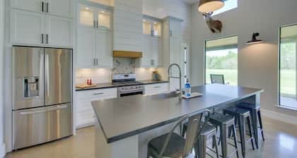 Modern Kennard Cabin w/ 3 Casitas - Walk to Pond!