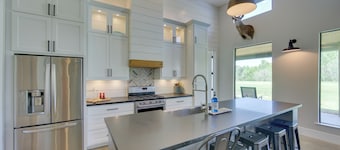 Modern Kennard Cabin w/ 3 Casitas - Walk to Pond!