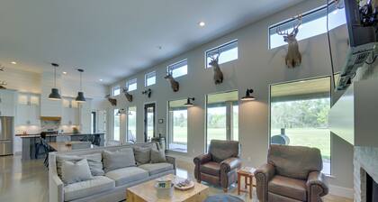 Modern Kennard Cabin w/ 3 Casitas - Walk to Pond!