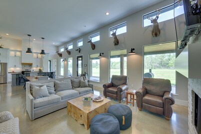 Modern Kennard Cabin w/ 3 Casitas - Walk to Pond!