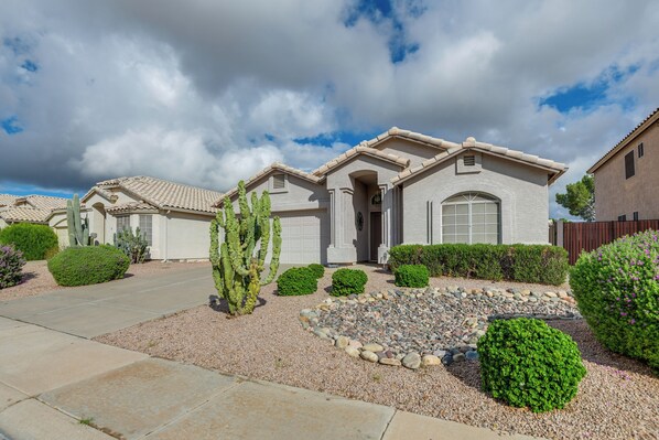 Interior - Pool & Golf Course Views: Family Home in Gilbert (Gilbert)