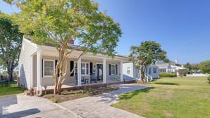 A single-story house with a covered porch, a front yard, and a brick pathway leading to the entrance. - North Carolina Retreat - Deck, Grill & Creek Views (Beaufort)
