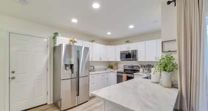 7 Mi to Camelback Mtn: Chic Penn Estates Home