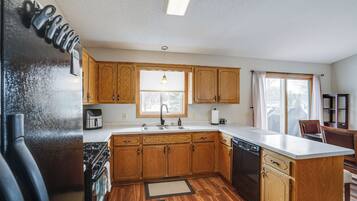 House (5 Bedrooms) | Interior