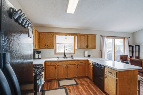 Sporty Blaine Home w/ Games ~ 2 Mi to Super Rink!