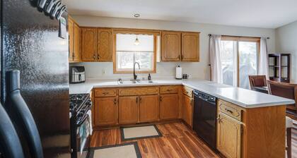 Sporty Blaine Home w/ Games ~ 2 Mi to Super Rink!