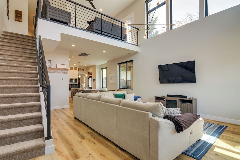 Gateway to Zion! Modern Home in Historic Parowan - Panguitch Lake Resort