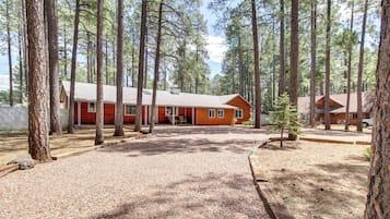 House (5 Bedrooms) | Interior